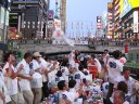 川沿いの料亭やレストランからも客が首を出し、イッキ!イッキ!でお互いがビールを飲んだり、テープまで飛び交います。