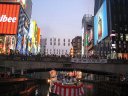 橋の下をくぐるのはなんばウォーク講船。司会のおねーちゃんが橋の上の観客に、大阪じめを要求します