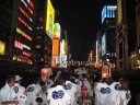 Uターンして再び戎橋へ　祭りの音頭が、ここに来るとなぜか六甲おろしの大合唱に代わりました。