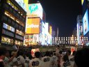 戎橋の中央に立つカメラマンに注目!　翌日の産経新聞1面に載った瞬間です。