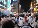 戎橋を通り抜け、道頓堀橋へ　右にスポタカビルが見えます。