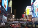 振り返れば道頓堀のネオン!