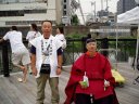 岡田世話役と難波八阪神社藤枝宮司。　実は終わった後　ゴミ収集車を追いかけて止め、ゴミの中を探すハプニングが待っていたのです。それは・・・・・・。